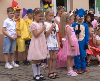 Sabina Śmigielska, Agata Przybyłowska, gabriela Dalak, Jakub Szczepaniak w piosence dla mamy i taty